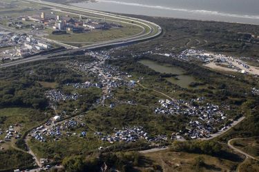 Vue aérienne de la jungle de Calais. 