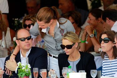2011, au concours international de saut d’obstacles de Monaco, Charlotte partage un tendre moment avec son oncle Albert et Charlène.