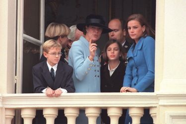 Bien entourée par sa mère et sa tante pour la Fête Nationale de 1997