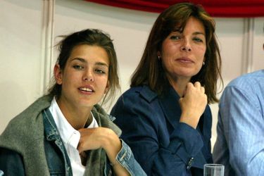 En 2002, Charlotte et sa mère assistent au concours de saut d’obstacles international de Monte-Carlo