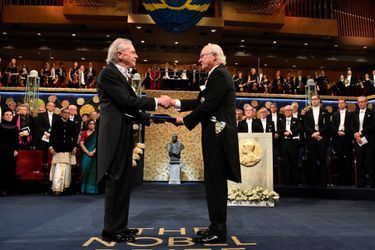 Le roi Carl XVI Gustaf de Suède remet le prix Nobel de littérature à Peter Handke à Stockholm, le 10 décembre 2019