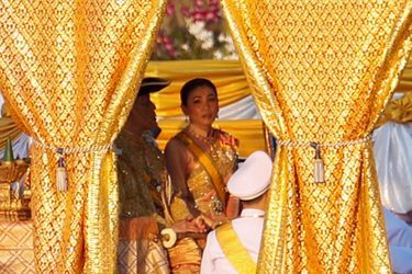 Le roi de Thaïlande Maha Vajiralongkorn (Rama X) et la reine Suthida, lors de la procession de la barge royale à Bangkok, le 12 décembre 2019