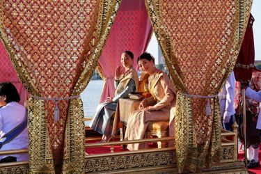 Les princesses Bajrakitiyabha et Sirivannavari Nariratana de Thaïlande, lors de la procession de la barge royale à Bangkok, le 12 décembre 2019