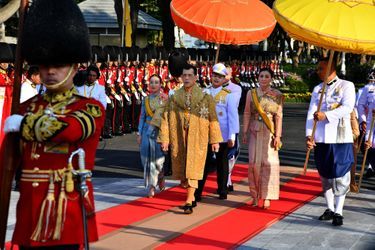 Le roi de Thaïlande Maha Vajiralongkorn (Rama X) et la reine Suthida avec le prince Dipangkorn Rasmijoti et les princesses Bajrakitiyabha et Sirivannavari Nariratana, lors de la procession de la barge royale à Bangkok, le 12 décembre 2019