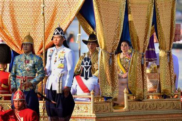 Le roi de Thaïlande Maha Vajiralongkorn (Rama X) et la reine Suthida, lors de la procession de la barge royale à Bangkok, le 12 décembre 2019
