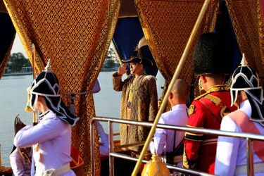 Le roi de Thaïlande Maha Vajiralongkorn (Rama X) lors de la procession de la barge royale à Bangkok, le 12 décembre 2019