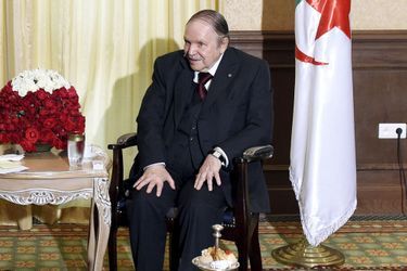Abdelaziz Bouteflika photographié en juin dernier à Alger lors d'une visite de François Hollande. 