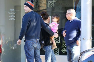 Ashton Kutcher, Mila Kunis et leur fille Wyatt à Los Angeles le 12 décembre 2015