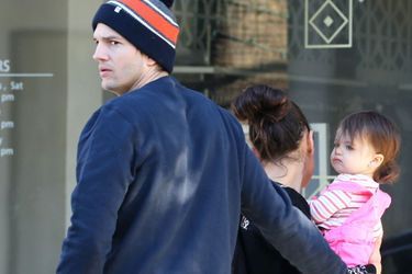 Ashton Kutcher, Mila Kunis et leur fille Wyatt à Los Angeles le 12 décembre 2015