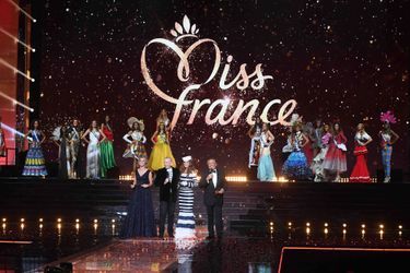 Les trente Miss en costumes régionaux, le 16 décembre 2017 à Châteauroux.