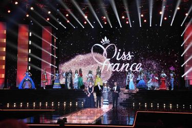 Les trente Miss en costumes régionaux, le 16 décembre 2017 à Châteauroux.