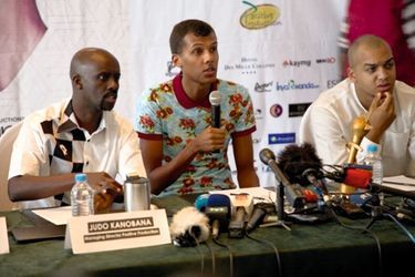 Lors de la conférence de presse qui précède le concert à Kigali en octobre 2015. A gauche, son producteur rwandais, Judo Kanobana. 