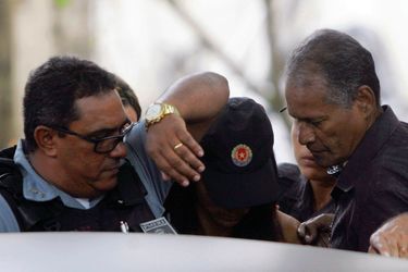 Geisa Silva, l'épouse de l'ancien footballeur tué, est escortée par des policiers. 
