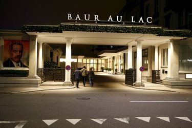 L'entrée de l'hôtel Baur où se sont déroulées les interpellations.