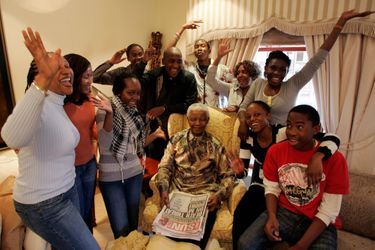 En 2008, entouré des plus jeunes membres de sa famille chez lui à Qunu. Marié trois fois, Nelson Mandela a eu six enfants et une vingtaine de petits-enfants.
