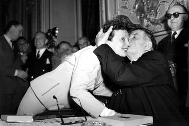 Juin 1952 : Edith Piaf et Edouard Herriot reçoivent le Prix de l&#039;Academie du Disque Français à Paris