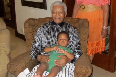 En décembre 2012, afin de rassurer les gens sur la santé de l’ancien président, sa famille publie ce cliché, pris alors qu’il tient sur ses genoux le plus jeune de ses arrière-petit-enfants, Zen, âgé d’un an.