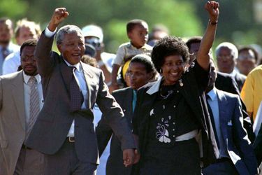 Après 27 ans de prison, Nelson Mandela est libéré le 11 février 1990. Au Cap, il marche main dans la main avec son épouse de l’époque, Winnie. Il prononce un discours à sa sortie: «Notre marche vers la liberté est irréversible. Ne laissons pas la peur entraver notre avancée. Le suffrage universel sur le rôle commun des électeurs dans une Afrique du Sud unie, démocratique et non raciale est la seule voie qui mènera à la paix et à l’harmonie.»