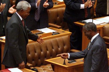 En 1999, le vice-président (de 1996 à 1999) de Nelson Mandela, Thabo Mbeki, est élu président. Le 14 juin, Nelson Mandela le félicite lors de sa dernière apparition au Parlement.