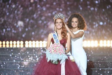 Maëva Coucke couronnée par Miss France 2017, Alicia Aylies