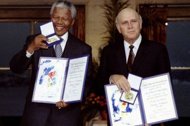 En 1993, il reçoit avec Frederik de Klerk le prix Nobel de la paix pour leur travail qui a mené à la fin de l’apartheid. De Klerk sera son vice-président de 1994 à 1996.