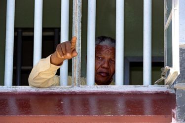 En février 1994, Nelson Mandela retourne à Robben Island, dans la cellule qu’il a occupée pendant une grande partie de son incarcération. La prison est devenue un symbole, visitée par de nombreux chefs d’Etat depuis.