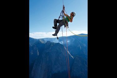Julia Virat, 35 ans « dépasser mes limites » C’est ainsi qu’elle commente son aventure sur l’immense paroi El Capitan, dans le parc de Yosemite, aux Etats-Unis, en 2015. Originaire des Hautes-Alpes, elle est désormais guide à Chamonix : « J’adore me mettre dans une position inconfortable. »