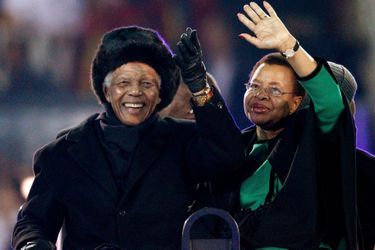 Le 11 juillet 2010, alors que l’Afrique du Sud accueille la coupe du monde de football, Nelson Mandela fait sa dernière apparition publique aux côtés de son épouse Graça, lors de la cérémonie de clôture à Johannesburg.