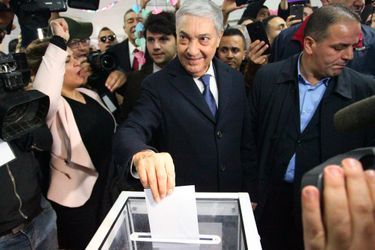 Ali Benflis vote à Hydra, le 12 décembre 2019.
