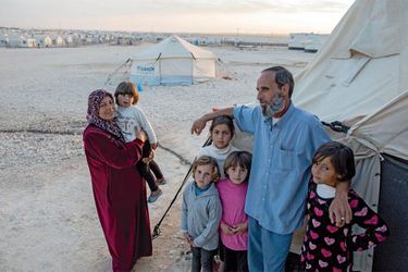 Abou Raafat, 47 ans. A l’entrée de la tente fournie par le HCR, avec sa femme, ses quatre filles et une petite voisine, il s’est autoproclamé porte-parole de la population du camp.