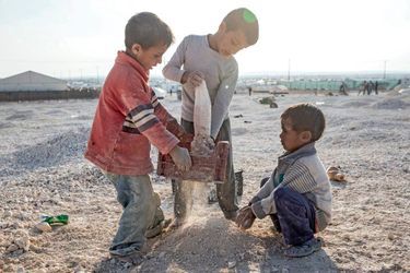 Pour se faire de l’argent, des gamins d’à peine 5 ans ramassent du sable qui servira à fabriquer du ciment. Ils sont payés 80 centimes d’euro la brouette.