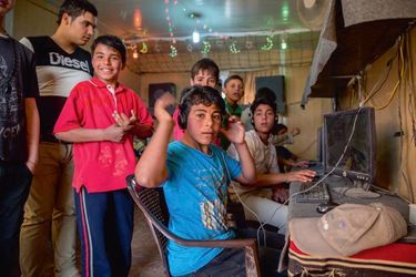 Au cybercafé, les jeunes communiquent via les réseaux sociaux avec leurs proches restés en Syrie, à 50 kilomètres.