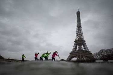 Un millier de personnes ont participé dimanche au Nautic Paddle de Paris, course de stand-up paddle sur la Seine. 