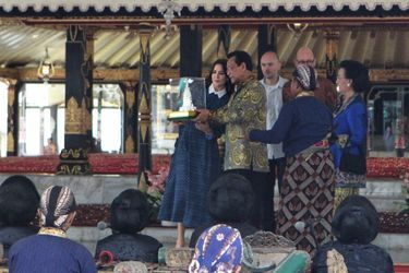 La princesse Mary de Danemark avec le sultan de Yogyakarta et sa femme la reine, le 4 décembre 2019