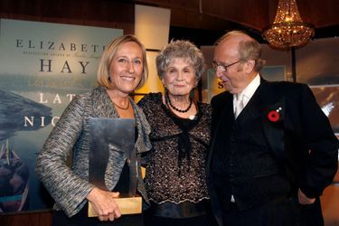 En 2007, Alice Munro (au centre) recevait le prix Giller, la plus prestigieuse récompense littéraire canadienne.