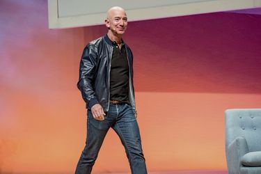Jeff Bezos, 53 ans, P-DG d’Amazon, et l’homme le plus riche du monde.