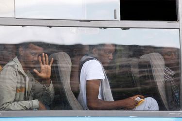 Des migrants sont transférés vers le centre de rétention de Lampedusa.