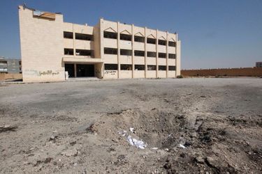 Un école de la ville de Raqqa, en Syrie, le 29 septembre, visée par un bombardement de l&#039;armée loyaliste. C&#039;est dans cette ville qu&#039;ont été enlevés Nicolas Hénin et Pierre Torres.