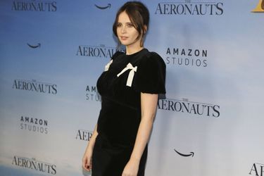 Felicity Jones dévoile son baby bump lors de la première du film &quot;The Aeronauts&quot; à New York le 4 décembre 2019