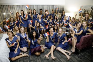 Les 30 prétendantes à l&#039;élection de Miss France 2018 regardent Miss Univers.