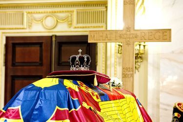 La couronne royale repose sur le cercueil de l&#039;ex-roi Michel de Roumanie au Palais royal à Bucarest, le 14 décembre 2017