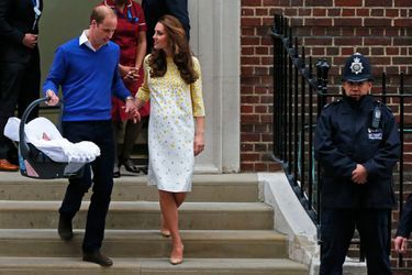 Le duchesse de Cambridge Kate à la sortie du St Mary's Hospital à Londres avec le prince William et la princesse Charlotte née le jour-même, le 2 mai 2015