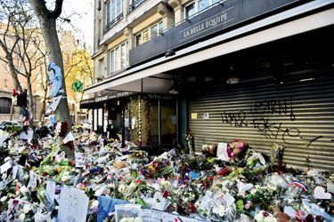Hommage aux 19 victimes devant le restaurant de la rue de Charonne.