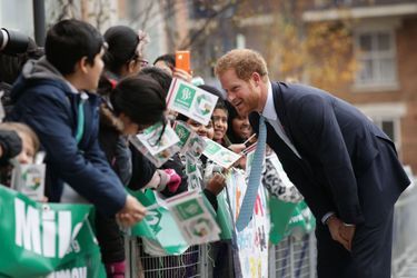 Le prince Harry rencontre des écoliers lors de sa visite au Mildmay HIV hospital and charity à Londres, le 14 décembre 2015