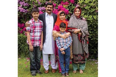 La famille au complet vit à Birmingham, en Angleterre ; Malala est en rouge, au centre. 