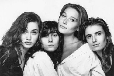 Dans les années 1990, Marine (à g.) avec celles qui, aujourd’hui encore, sont ses plus proches amies : la journaliste Emmanuelle Alt, Carla Bruni et la réalisatrice Lisa Azuelos.