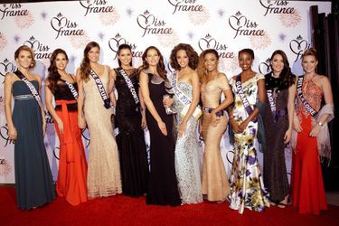 Alicia Aylies entourée des candidates à l&#039;élection de Miss France 2018, à Los Angeles, le 28 novembre 2017.