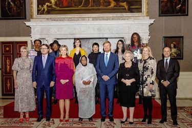La reine Maxima, le roi Willem-Alexander des Pays-Bas, les princesses Laurentien, Beatrix et Mabel, le prince Constantijn avec les lauréates du prix Prince Claus 2019 à Amsterdam, le 4 décembre 2019
