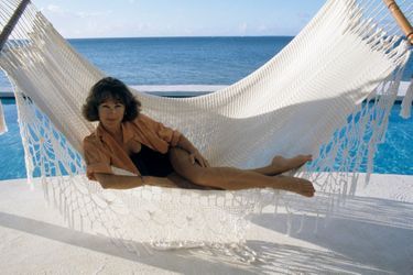 « Nathalie Baye aux Antilles. Dans un hamac, le dos à la mer des Caraïbes. » - Paris Match n°2115, 7 décembre 1989