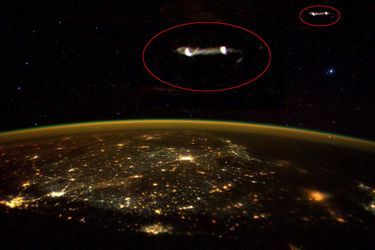 Cerclées de rouge et grossies, les intrigantes lumières photographiées par Scott Kelly depuis l'ISS. 